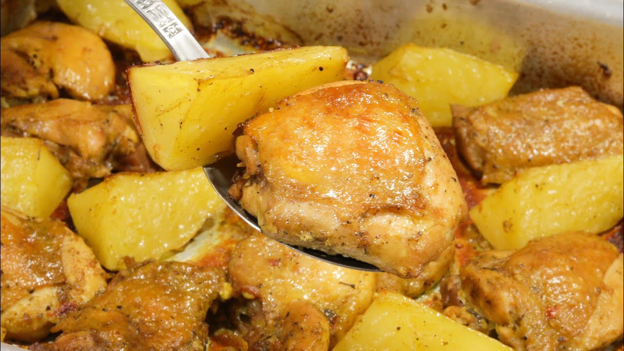 Sobrecoxa de frango assada com batatas - RECEITA SIMPLES E ECONÔMICA PARA FAZER O ANO TODO
