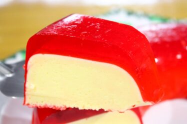 SOBREMESA COM 3 INGREDIENTES MUITO FÁCIL E ECONÔMICA - VOCÊ VAI PIRAR NESSA SOBREMESA