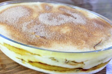 SOBREMESA DE BANANA NA TRAVESSA FÁCIL E DELICIOSA