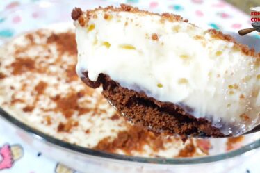 SOBREMESA INCRÍVEL feita em MENOS de 10 MINUTOS com 4 ingredientes | SEM FORNO | Torta Doce