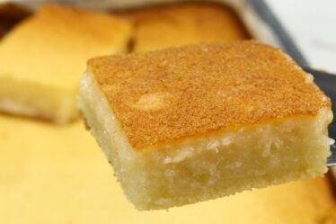 TEXTURA IMCOMPARÁVEL! BOLO DE AIPIM SUPER CREMOSO! BATEU NO LIQUIDIFICADOR É SÓ ASSAR
