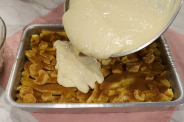TORTA DE BANANA MUITO CREMOSA QUE JÁ SAI RECHEADA DO FORNO! RECEITA FÁCIL QUE VOCÊ VAI FAZER SEMPRE