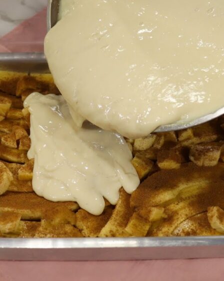 TORTA DE BANANA MUITO CREMOSA QUE JÁ SAI RECHEADA DO FORNO! RECEITA FÁCIL QUE VOCÊ VAI FAZER SEMPRE