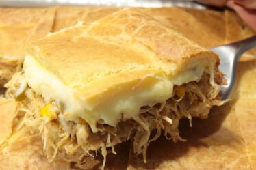 TORTA DE FRANGO CREMOSO COM RECHEIO PERFEITA DE FRANGO COM CATUPIRY | A MELHOR QUE VOCÊ JÁ COMEU
