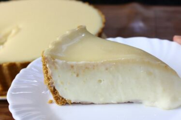 TORTA DE LIMÃO FÁCIL - ESSA SOBREMESA É DE DEIXAR QUALQUER UM BABANDO!