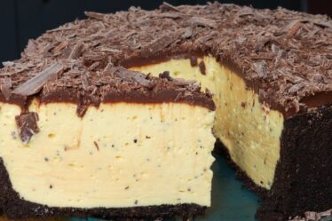 TORTA MOUSSE DE MARACUJÁ COM CHOCOLATE, A CREMOSIDADE VAI TE ENCANTAR - SEM FORNO, FÁCIL E DELICIOSA