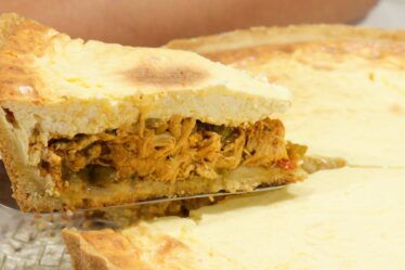 Veja o que deixa esse TORTA de FRANGO tão ESPECIAL - Receita de Ano Novo - Quiche de frango CREMOSA