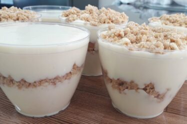 Você não vai acreditar COM O QUE É FEITO ESSA SOBREMESA em menos de 10 minutos / SÓ 4 INGREDIENTES