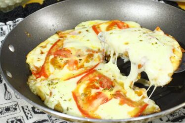 VOCÊ PREPARA A MASSA EM MENOS DE 5 MINUTOS - PIZZA DE FRIGIDEIRA MAIS FÁCIL QUE EXISTE! DELICIOSA