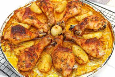 VOCÊ VAI AMAR ESSE FRANGO ASSADO SUCULENTO | FRANGO ASSADO NO FORNO COM BATATAS